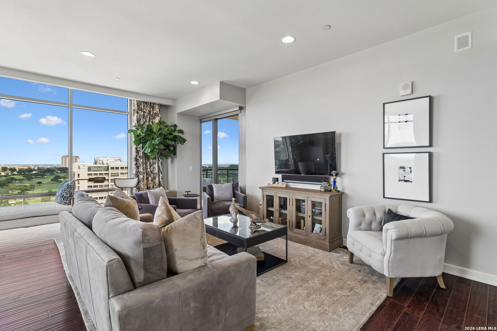 4242 Broadway Unit: APT 1704