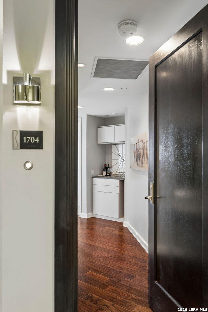 4242 Broadway Unit: APT 1704