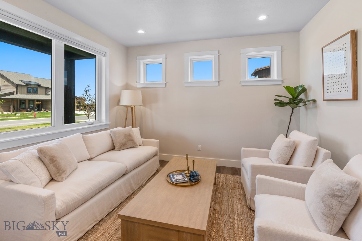 897 White Horse Loop