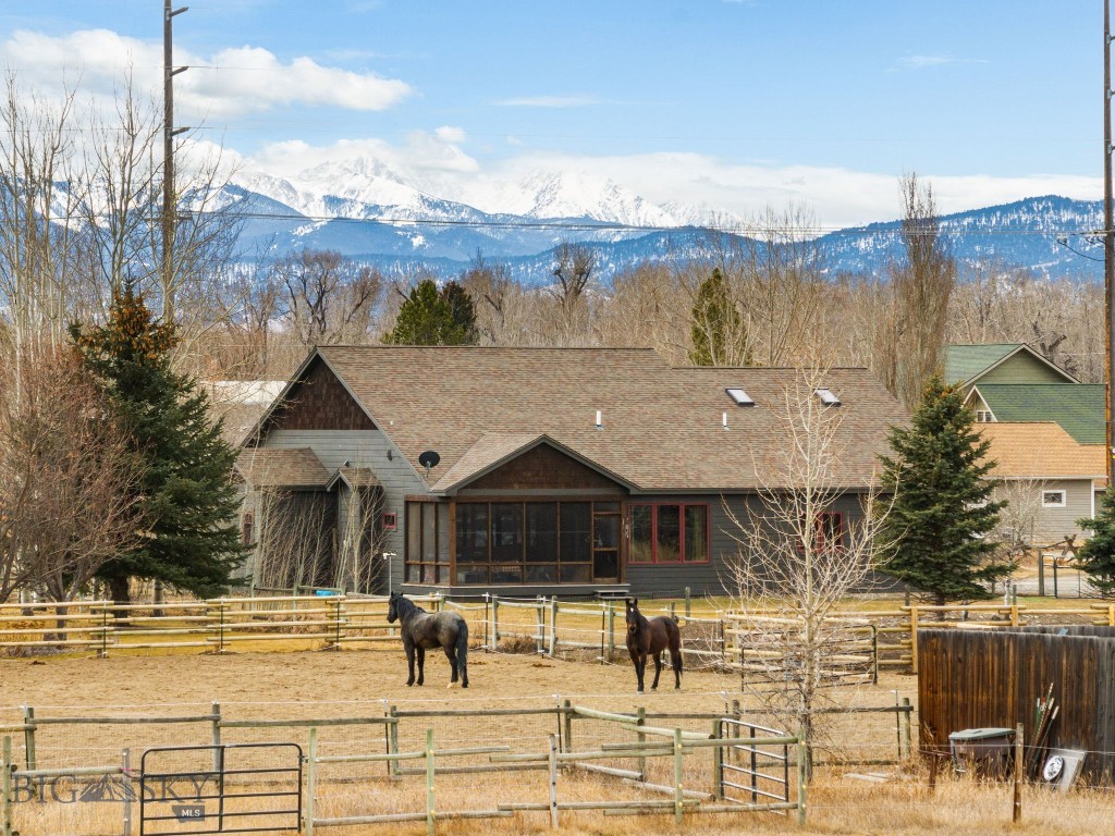 67 Upper Rainbow Road