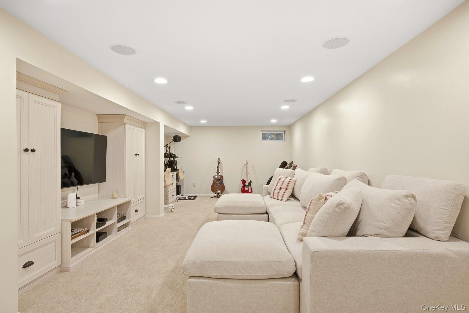8 Fiddlers Green Drive
