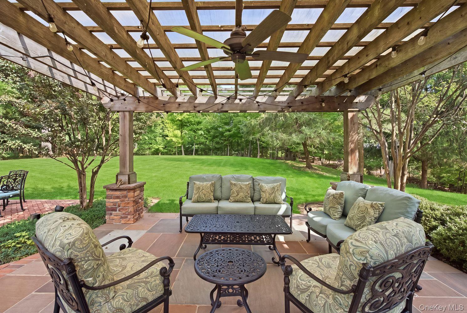 8 Fiddlers Green Drive