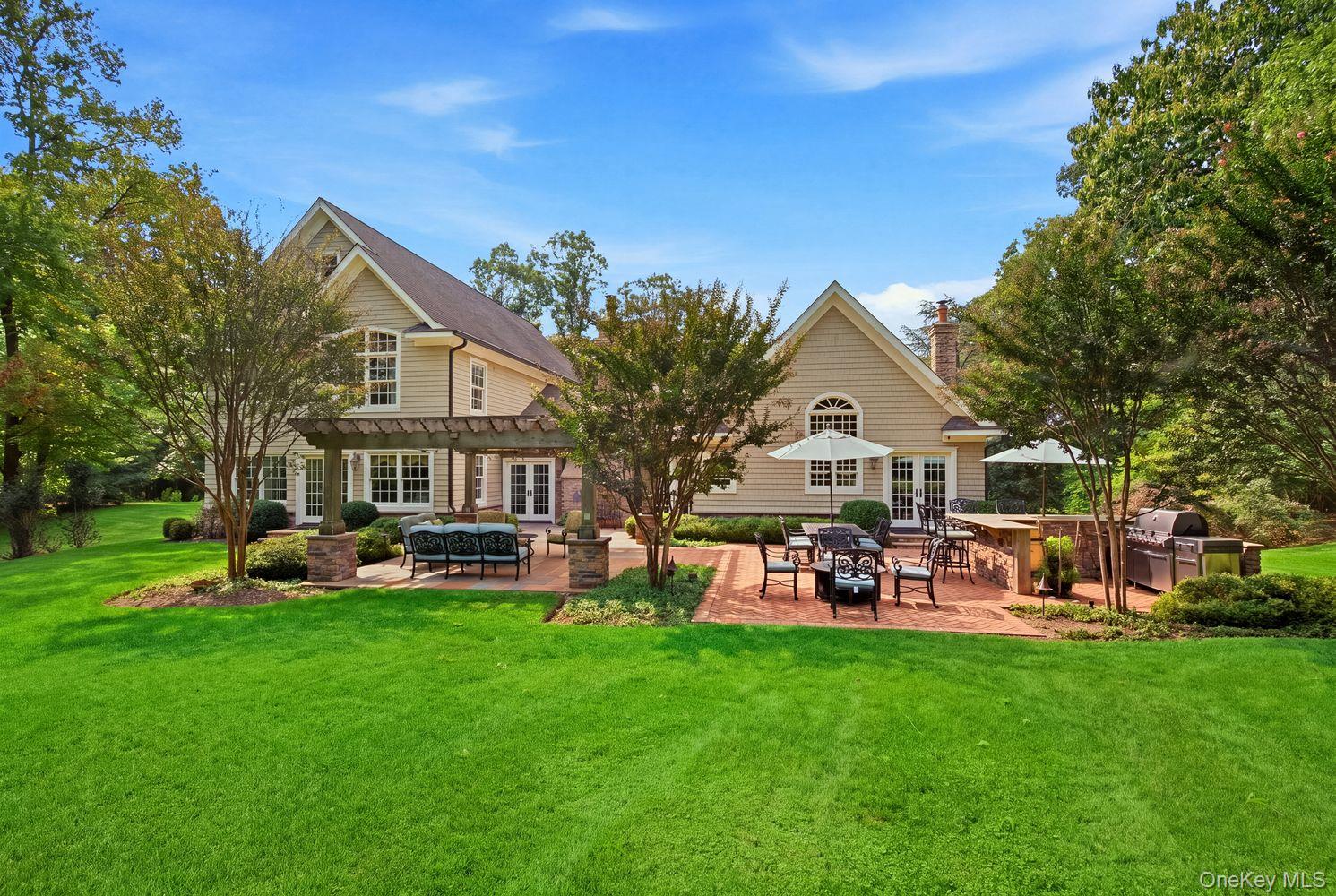 8 Fiddlers Green Drive