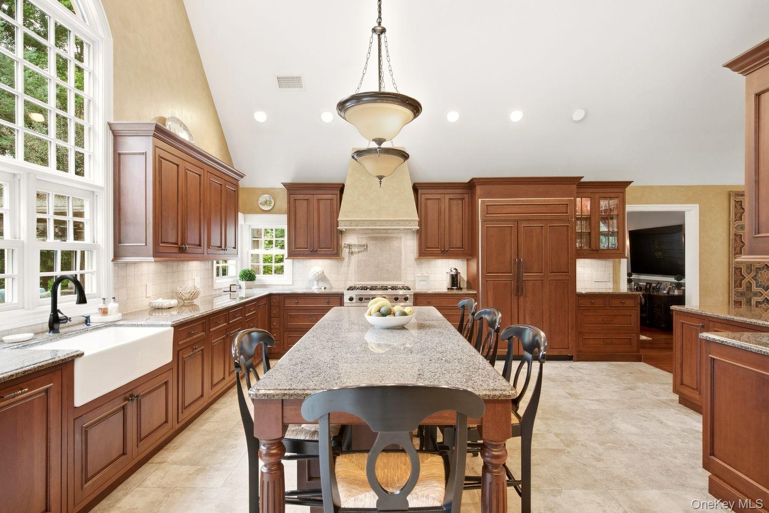 8 Fiddlers Green Drive