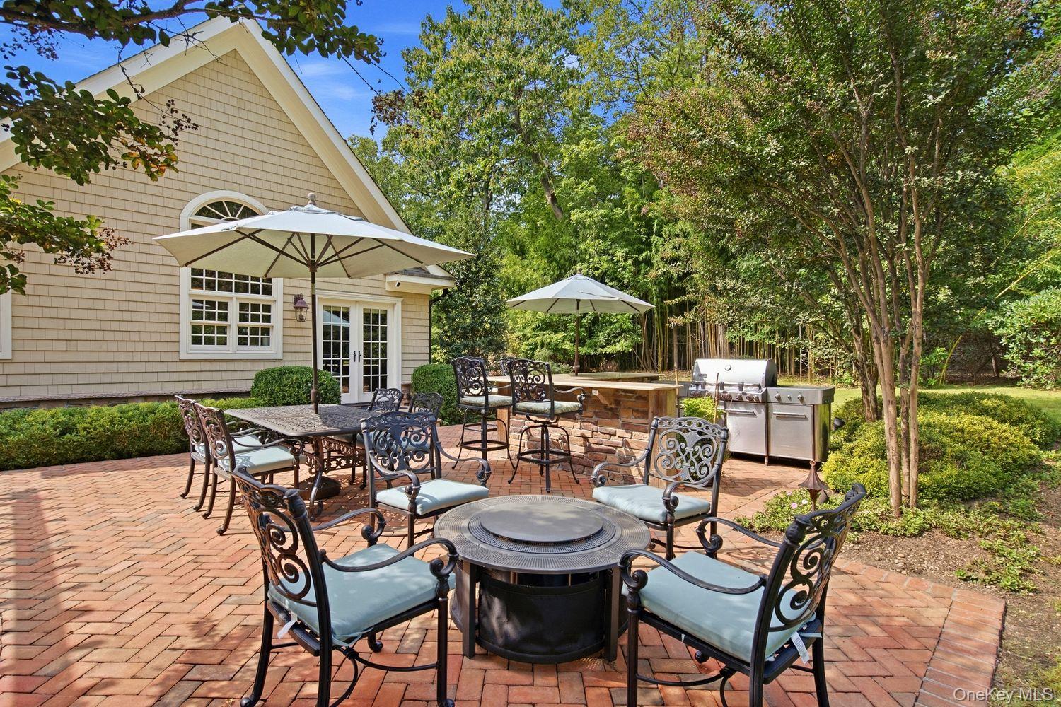 8 Fiddlers Green Drive
