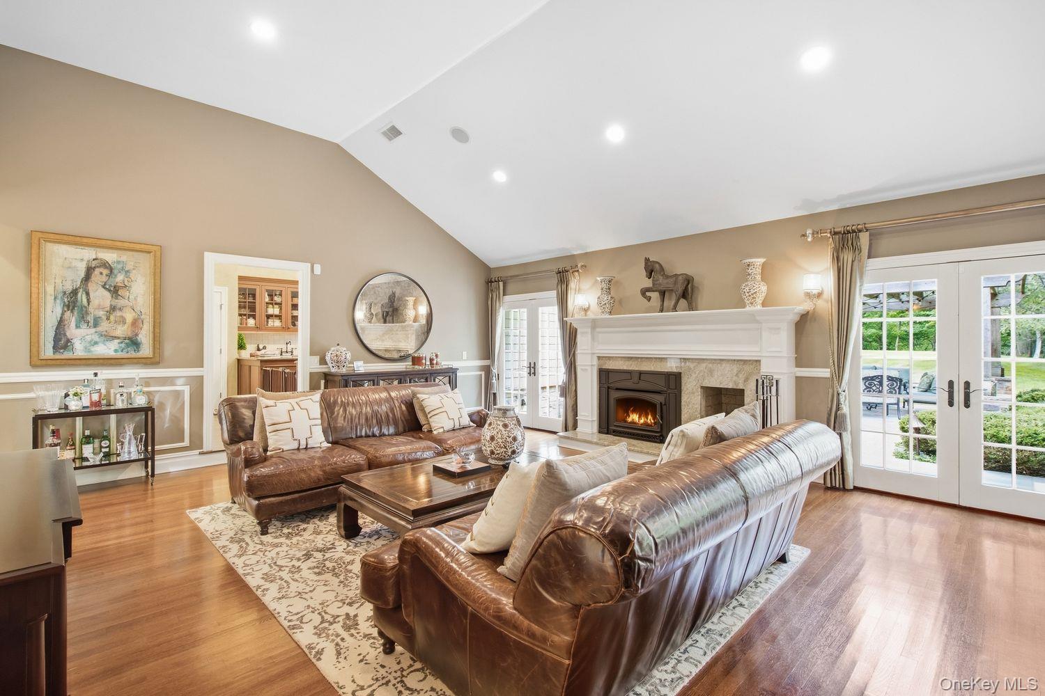 8 Fiddlers Green Drive