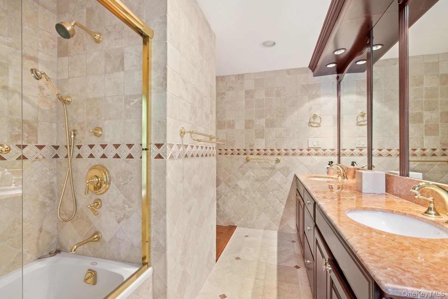 8 Fiddlers Green Drive