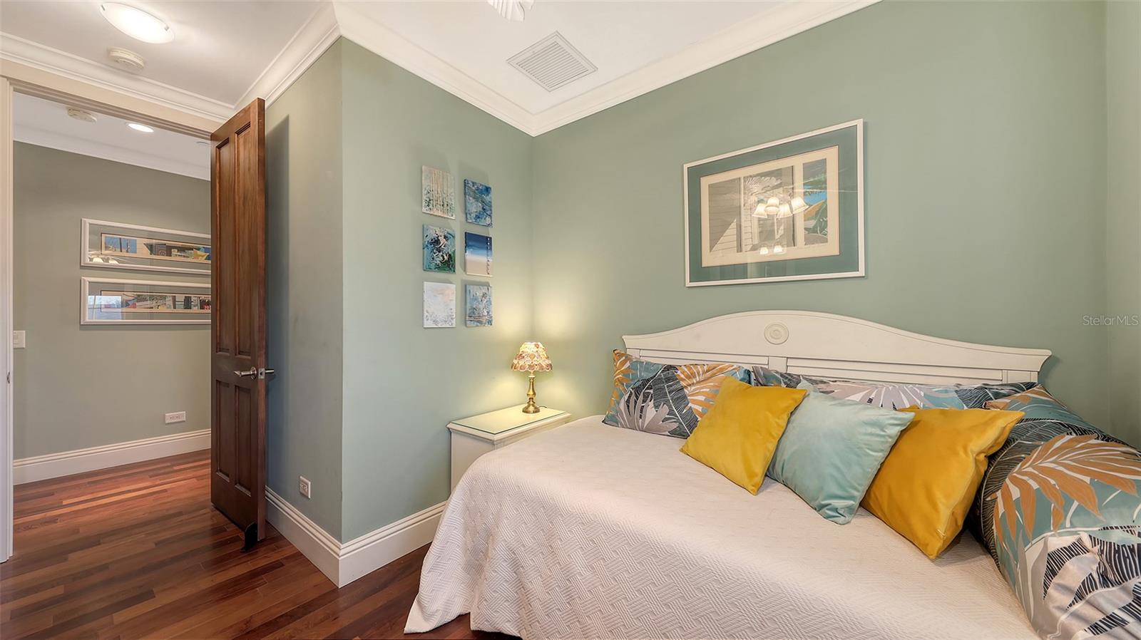 4941 COMMONWEALTH DR