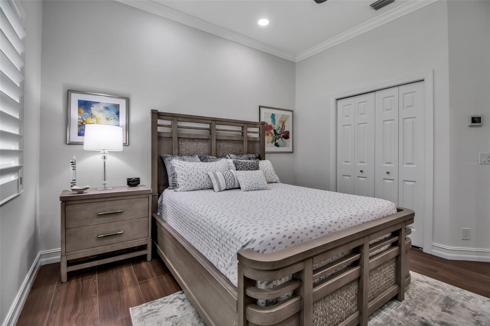 462 E MACEWEN DR