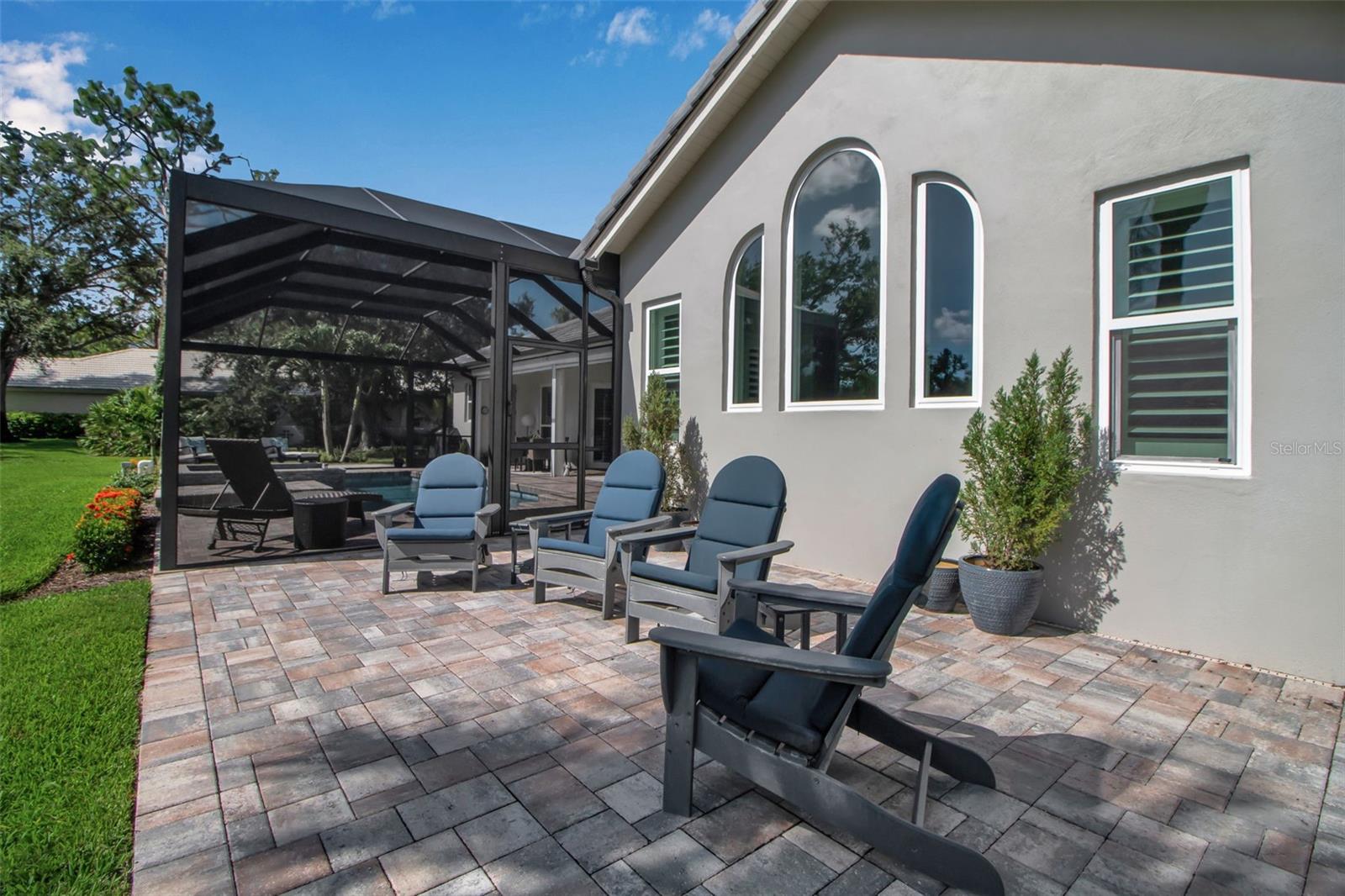 462 E MACEWEN DR