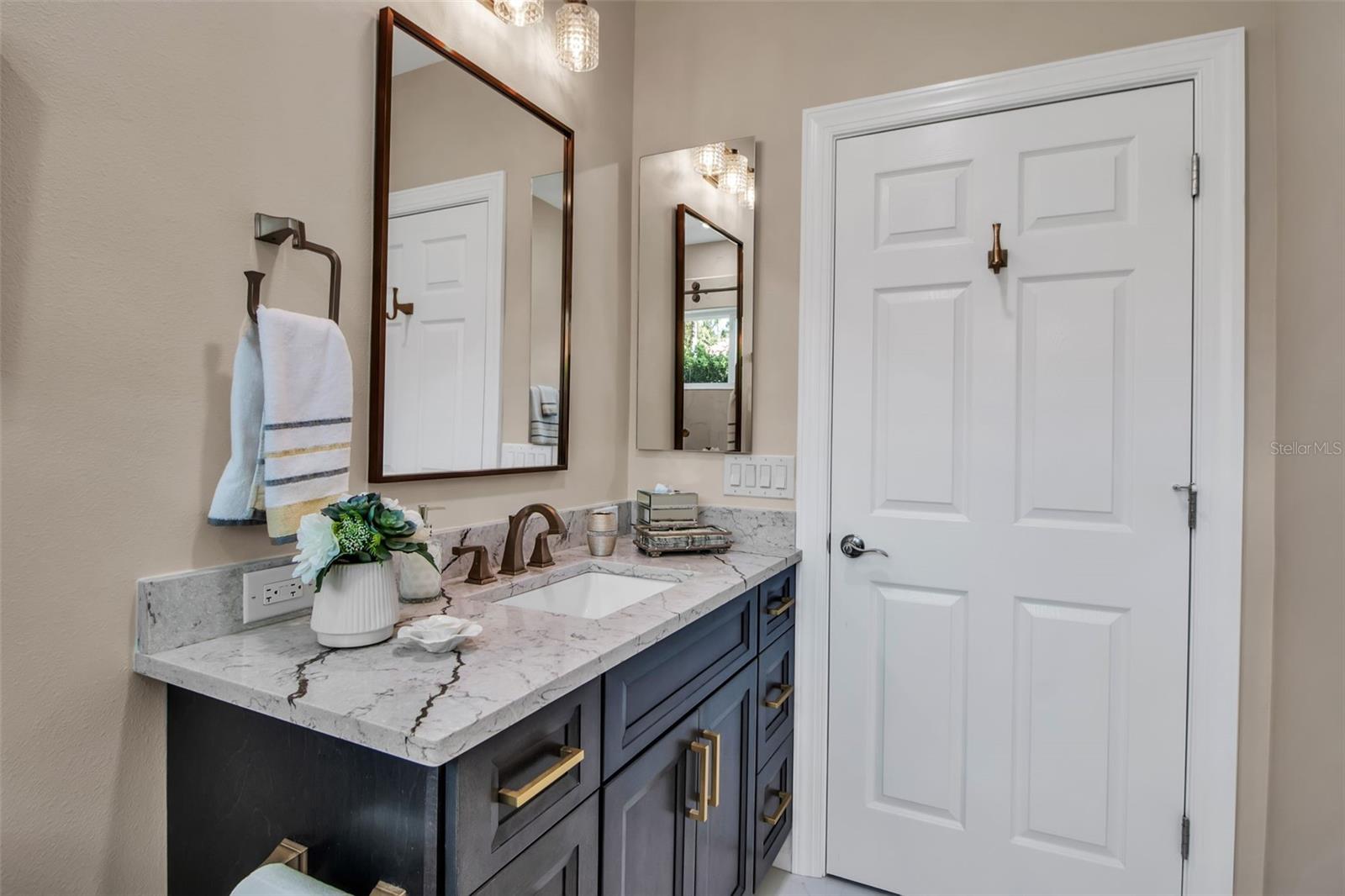 462 E MACEWEN DR