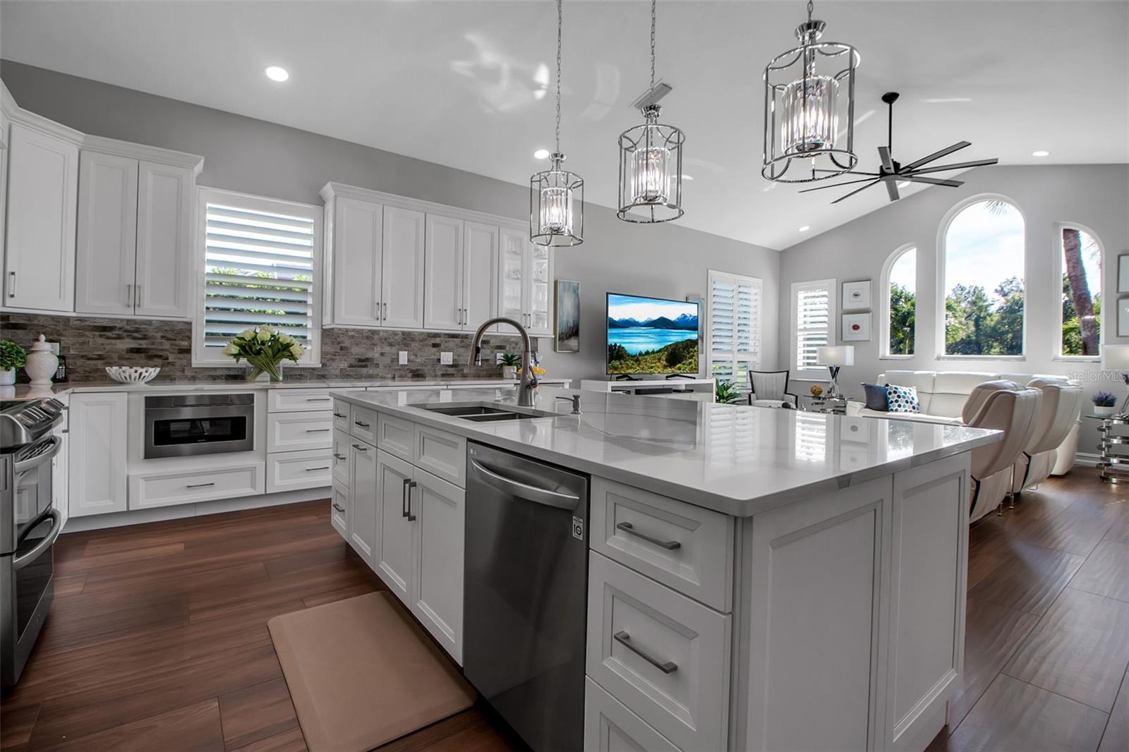 462 E MACEWEN DR