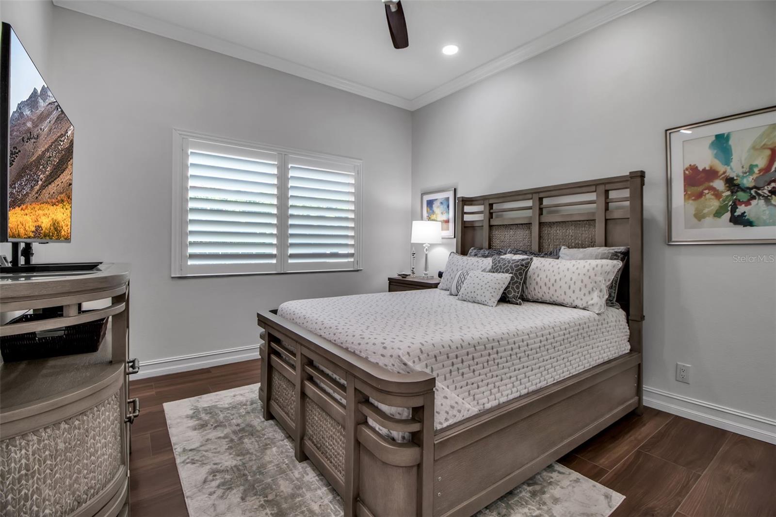 462 E MACEWEN DR