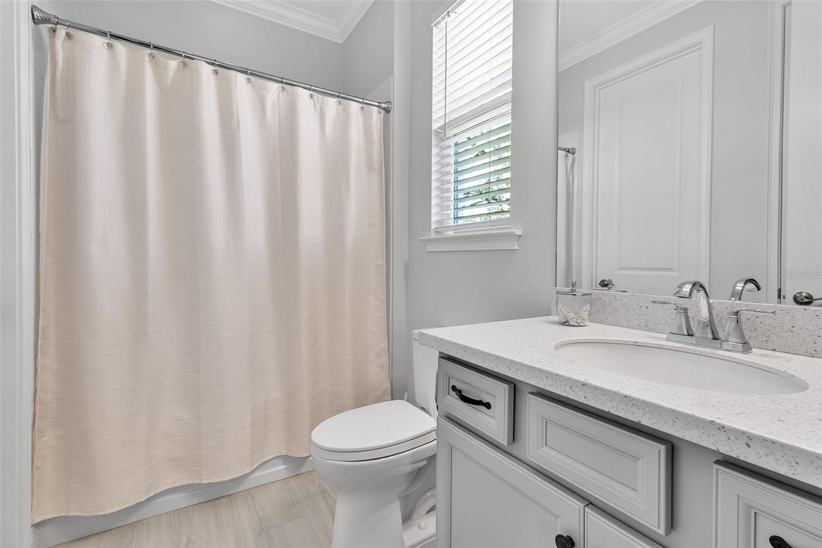 5649 LONG SHORE LOOP