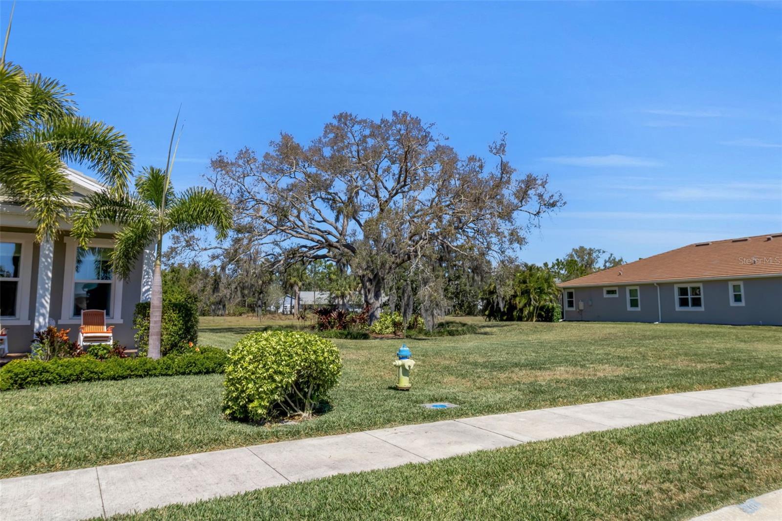 5649 LONG SHORE LOOP