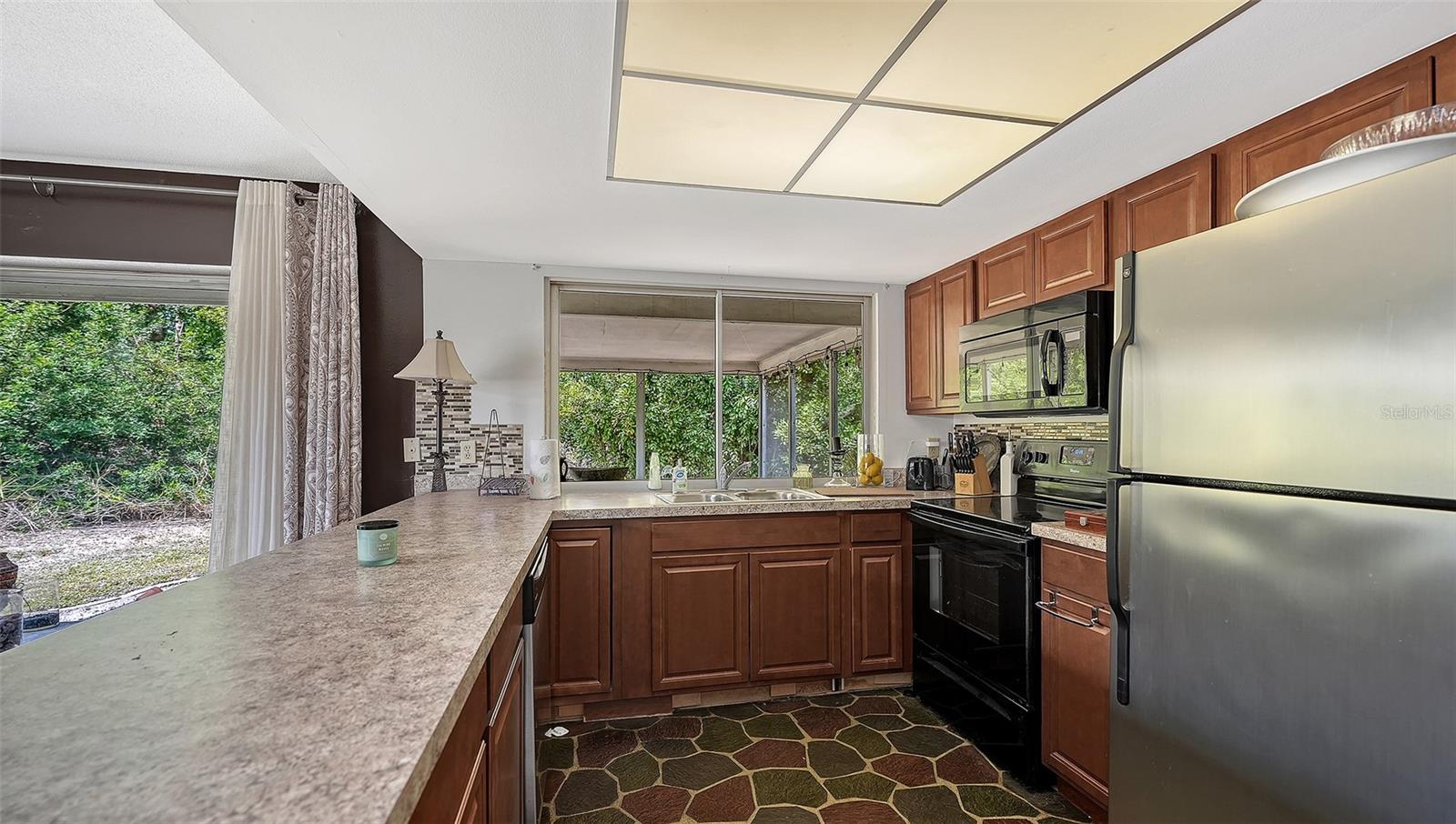 2436 BREAKWATER CIR