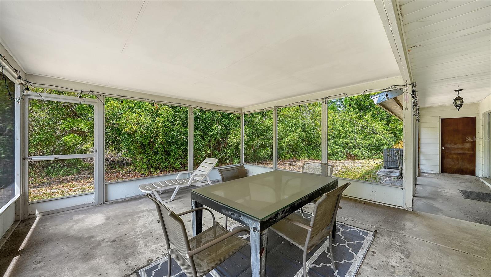 2436 BREAKWATER CIR