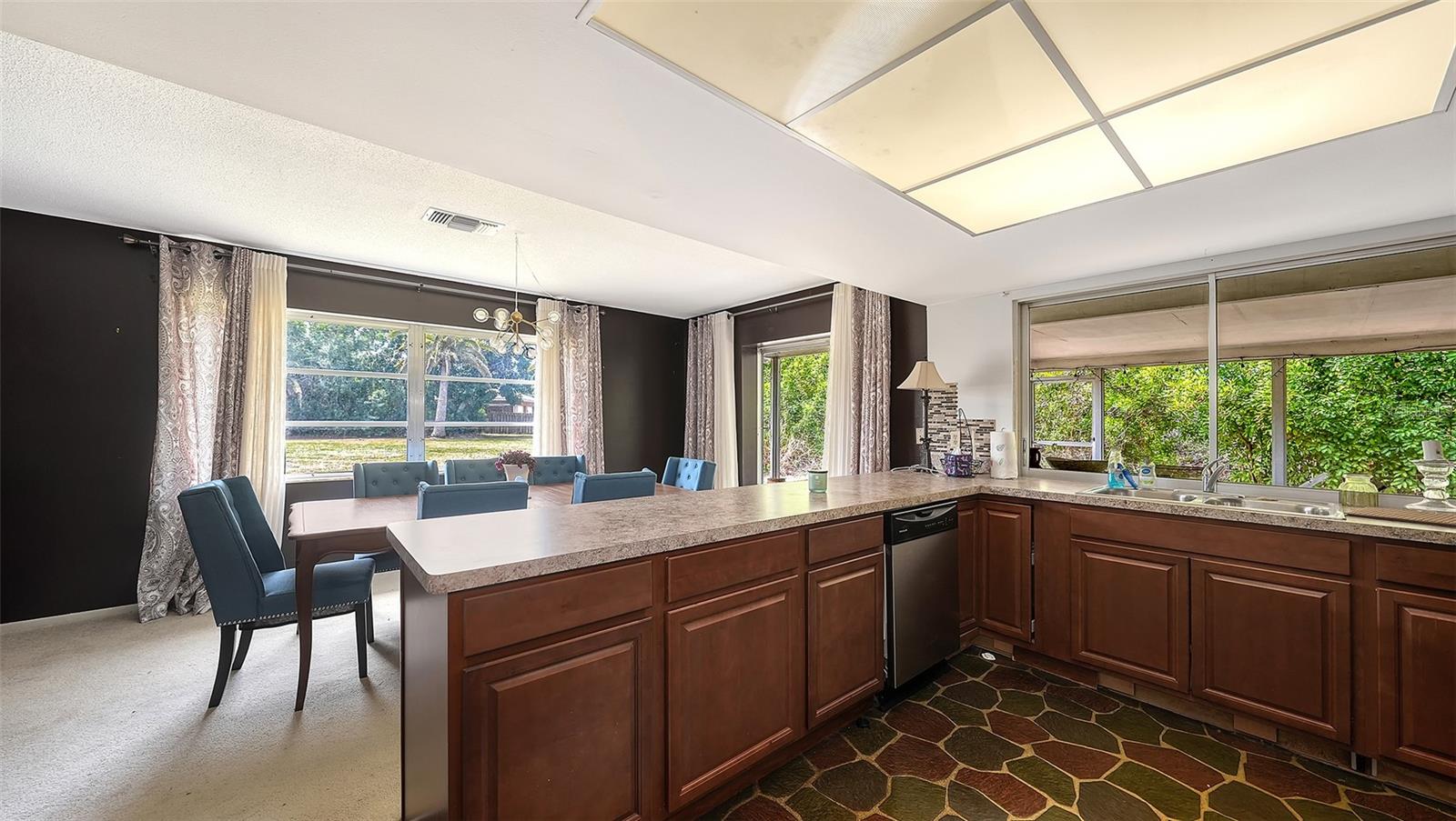 2436 BREAKWATER CIR
