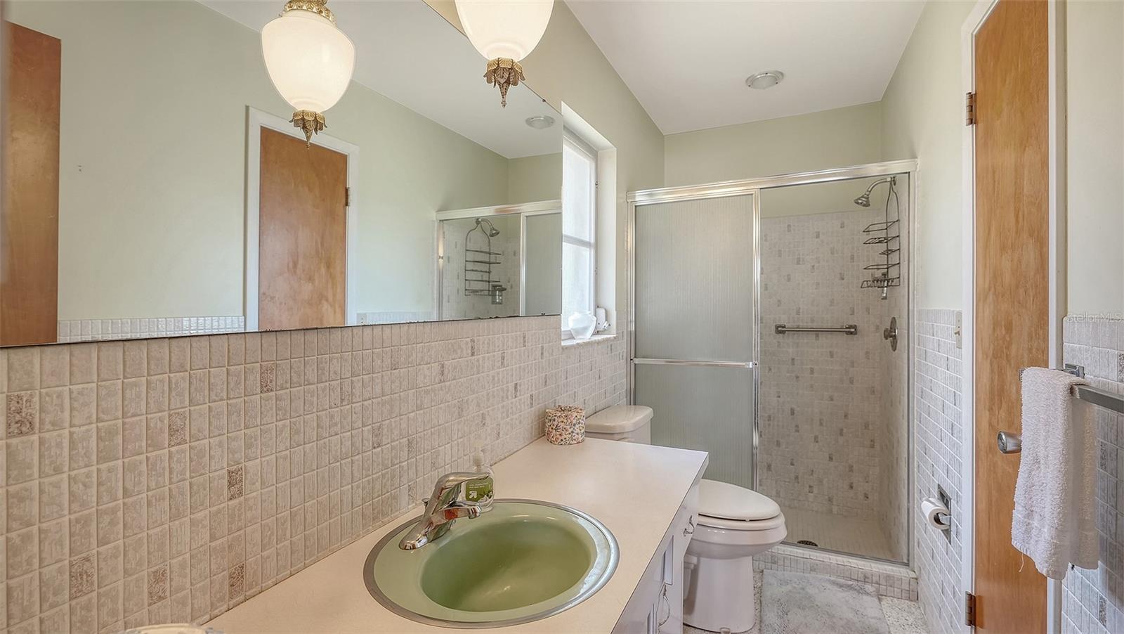 2436 BREAKWATER CIR