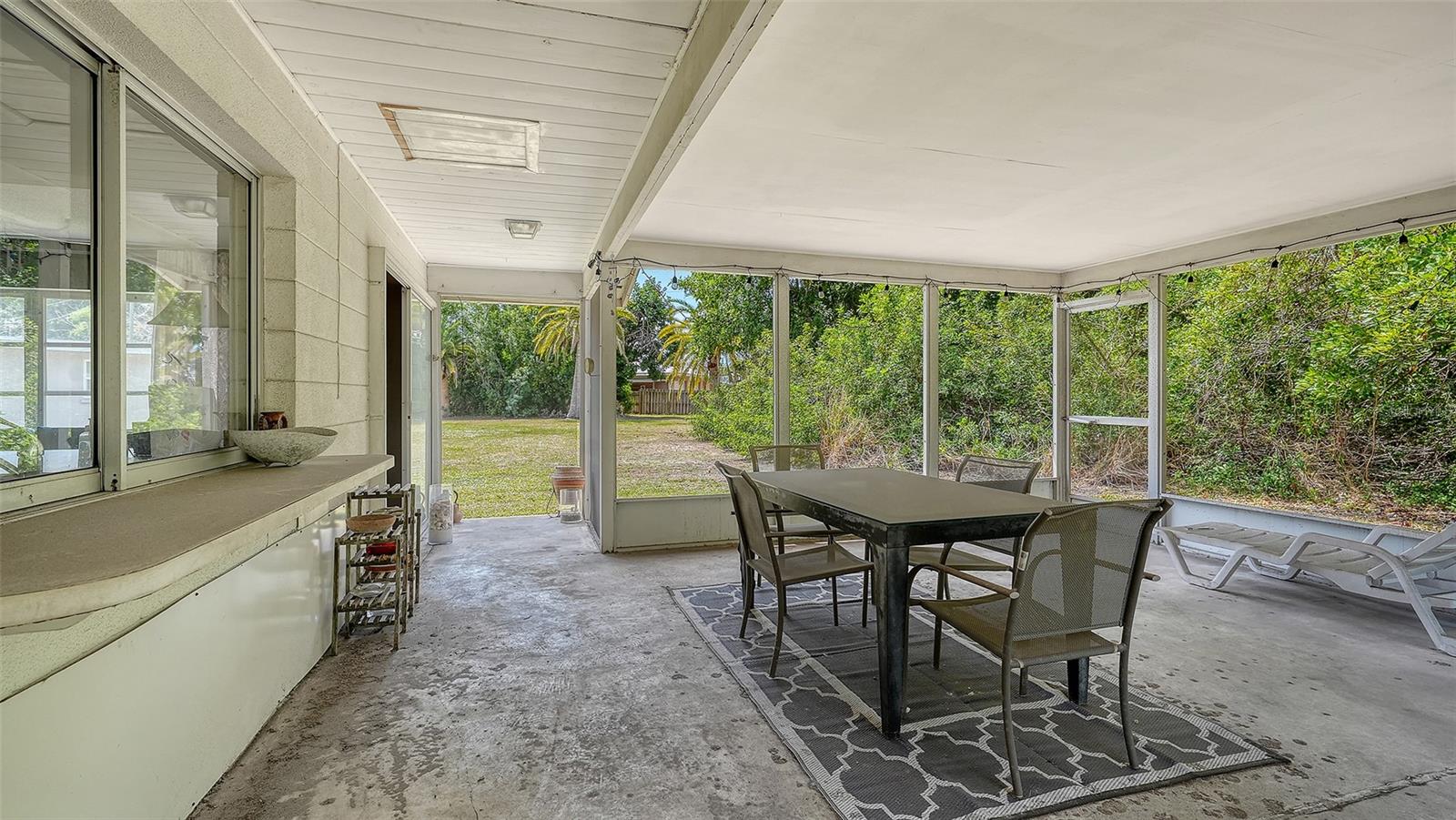 2436 BREAKWATER CIR
