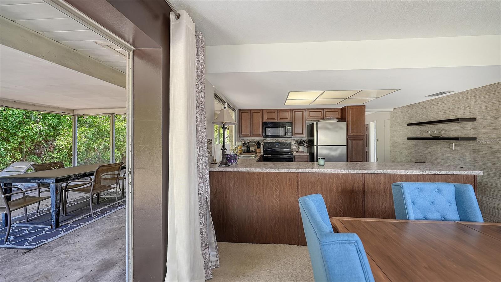 2436 BREAKWATER CIR