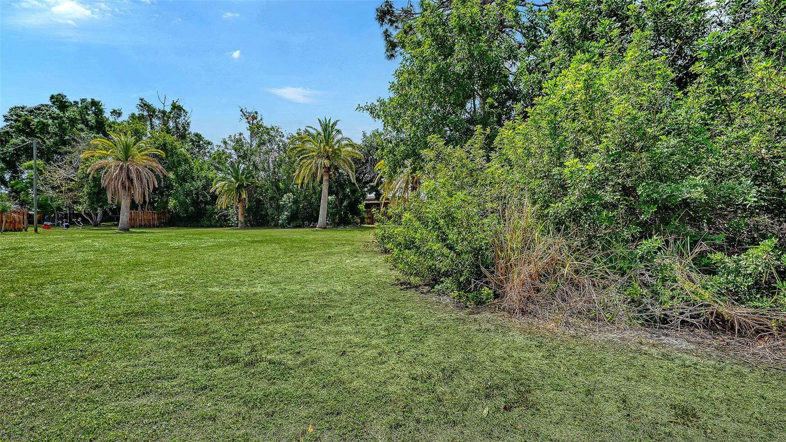 2436 BREAKWATER CIR