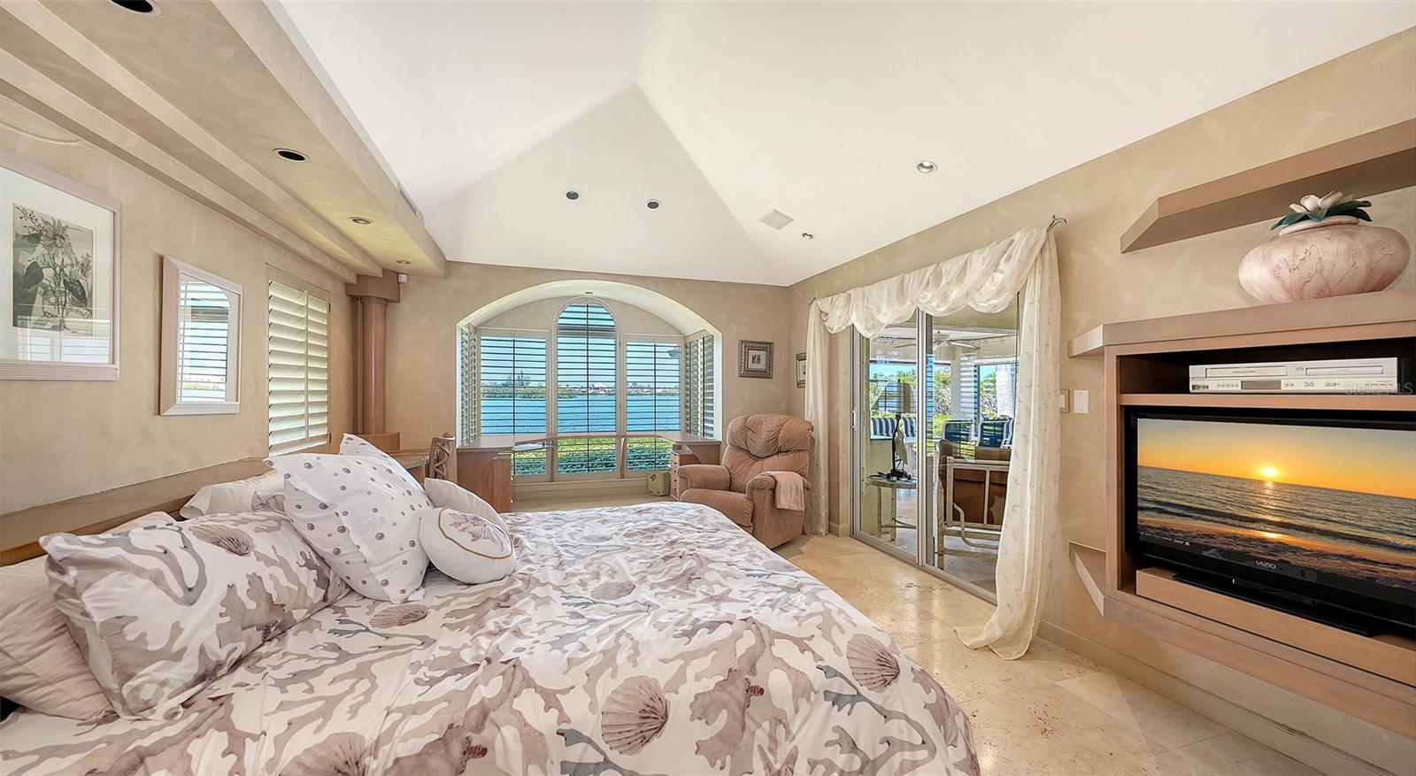 321 LOOKOUT POINT DR
