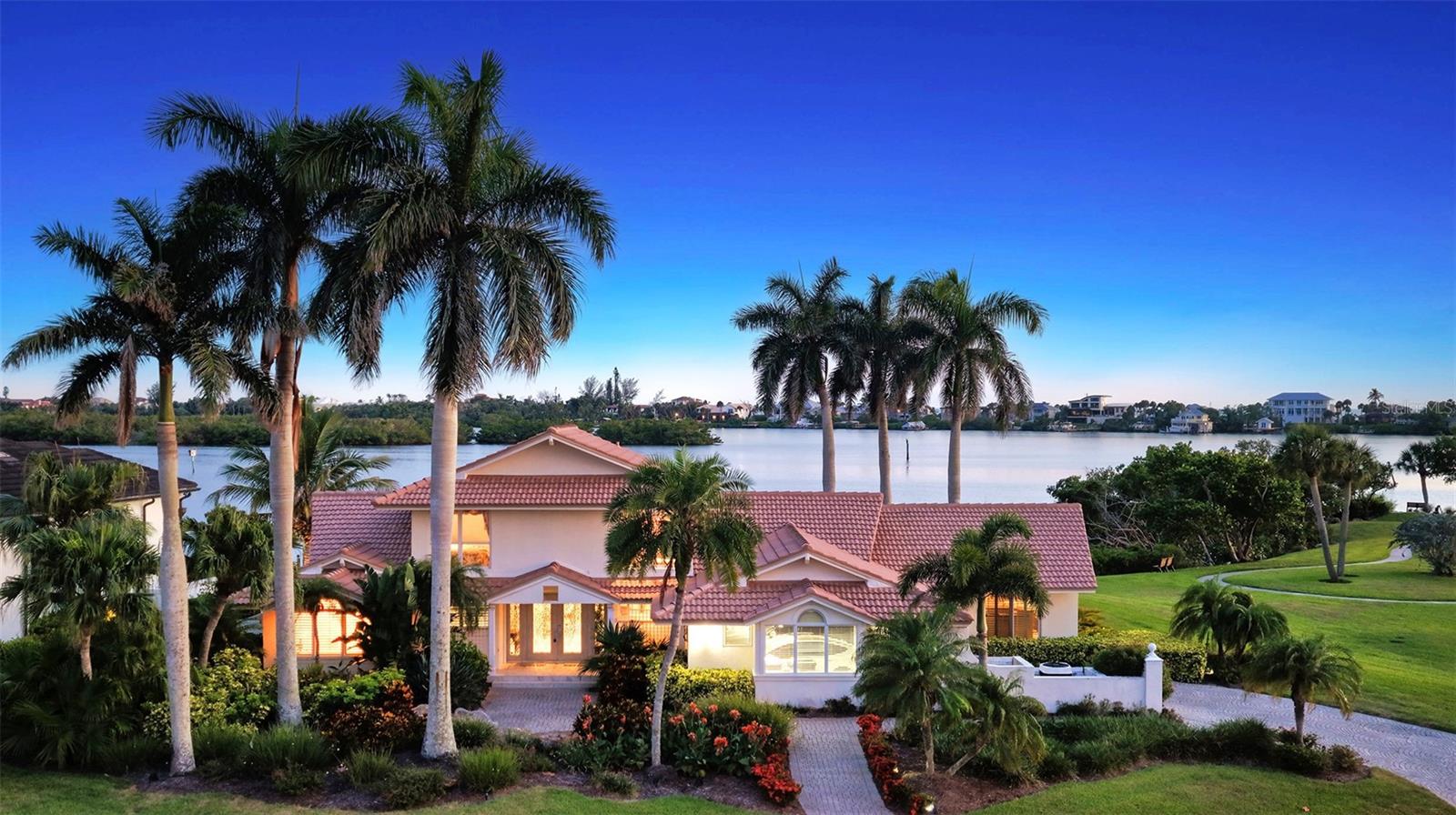 321 LOOKOUT POINT DR