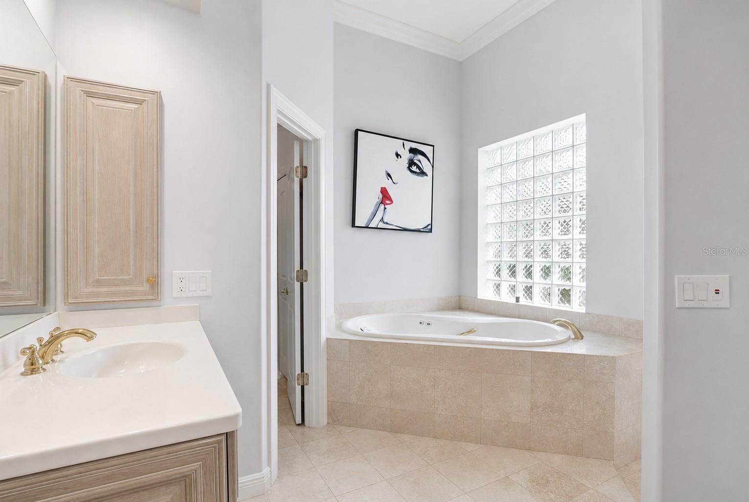 402 MACEWEN DR