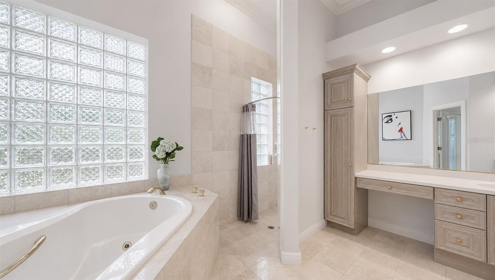 402 MACEWEN DR