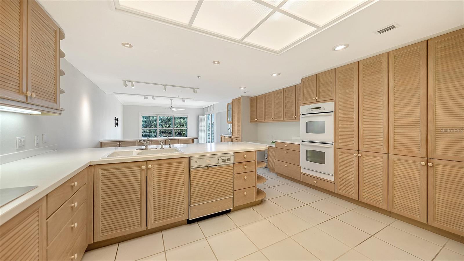 2550 HARBOURSIDE DR #334