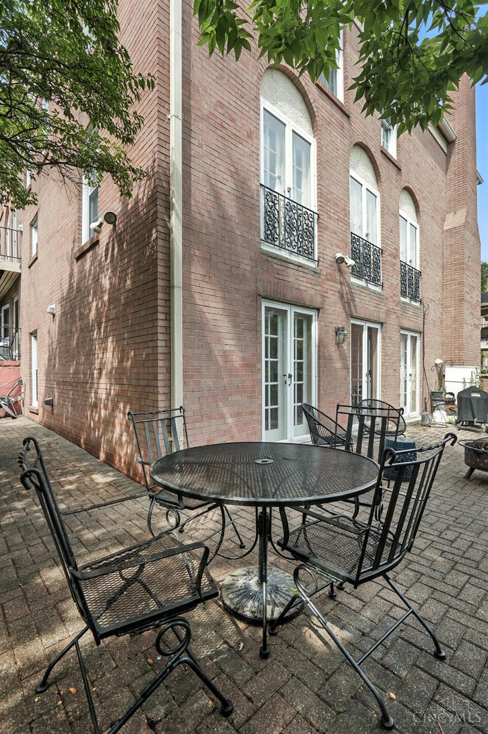 854 Rue De La Paix B1