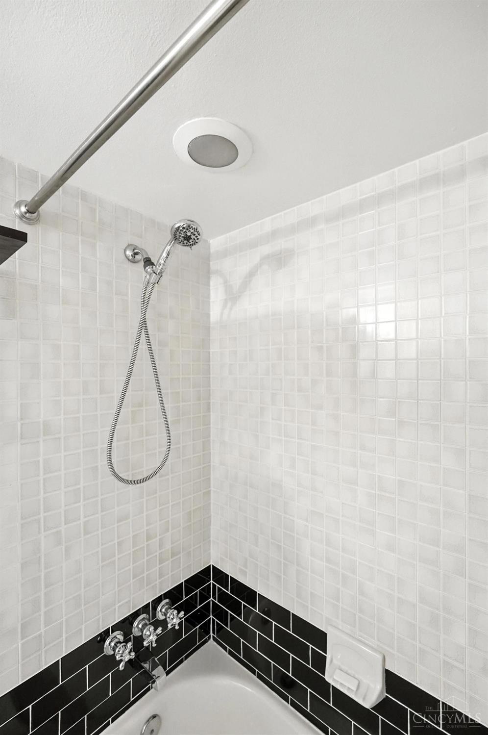 854 Rue De La Paix B1