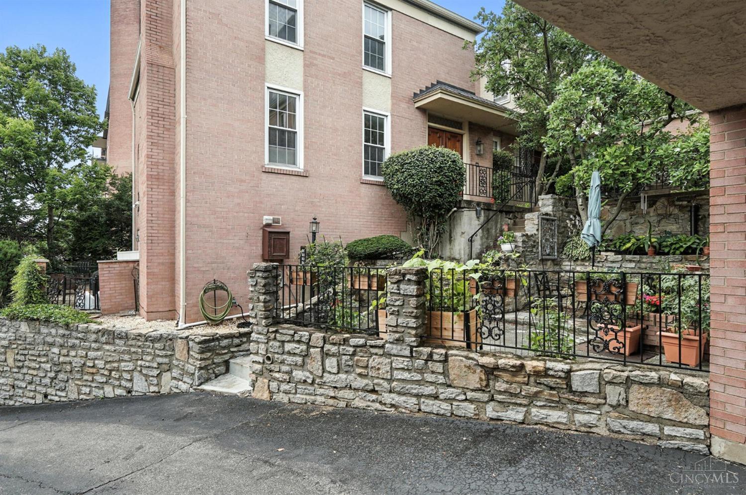 854 Rue De La Paix B1