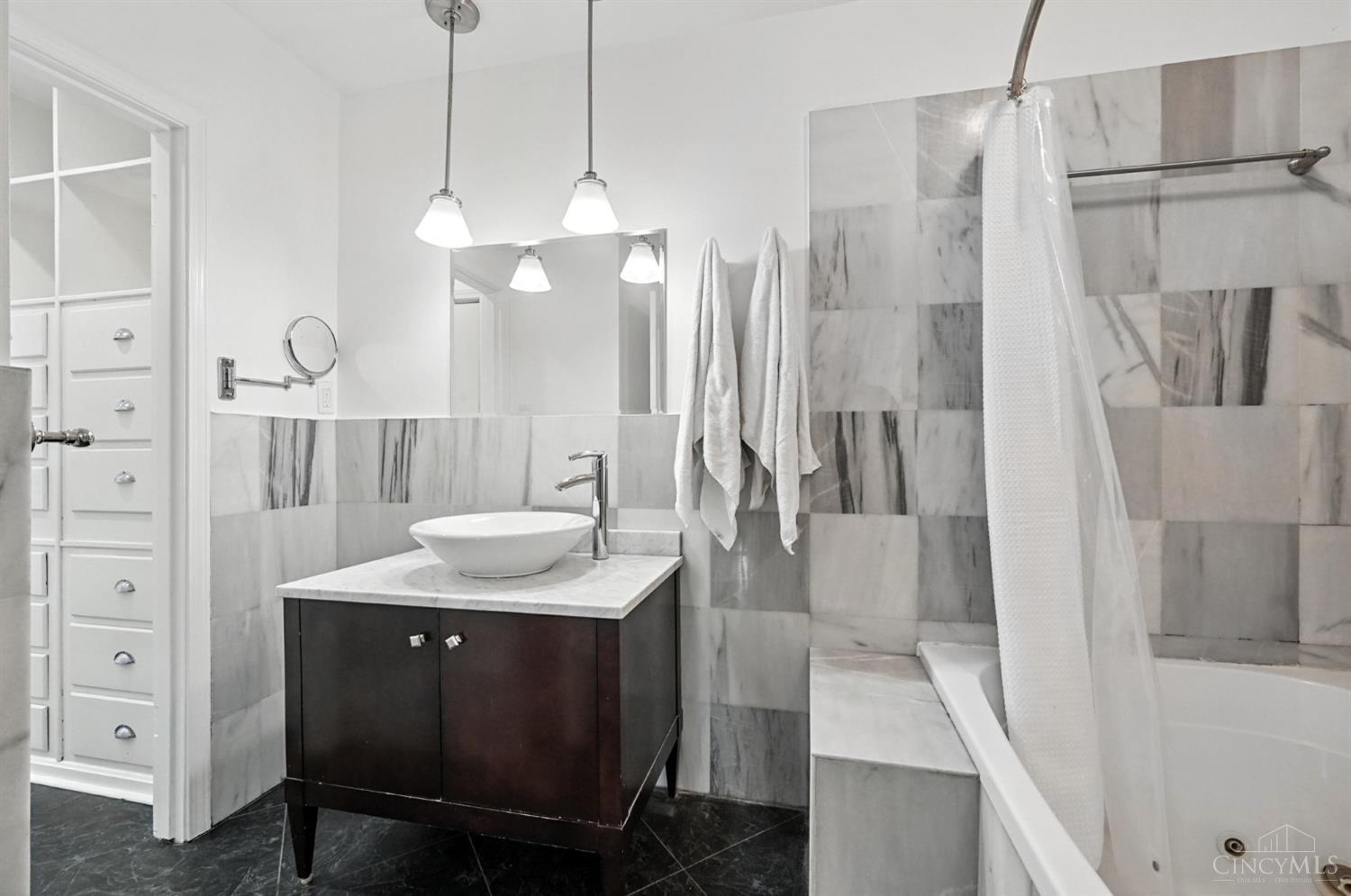 854 Rue De La Paix B1