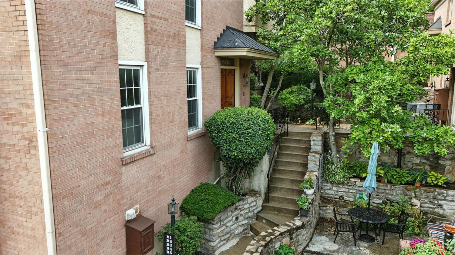 854 Rue De La Paix B1