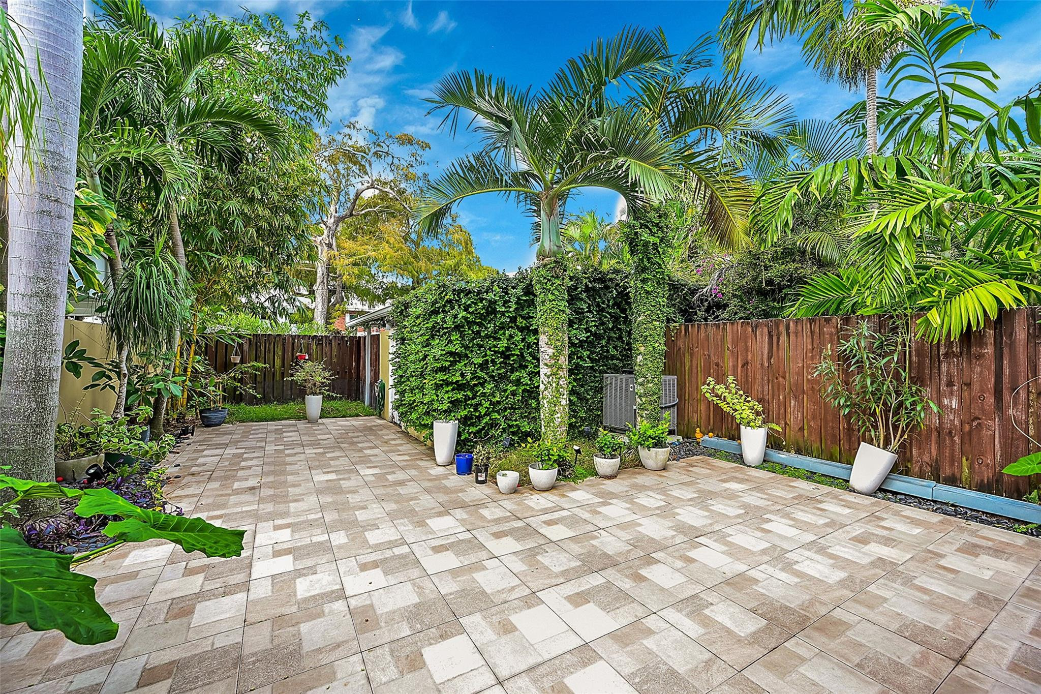 6 Hathaway Lane