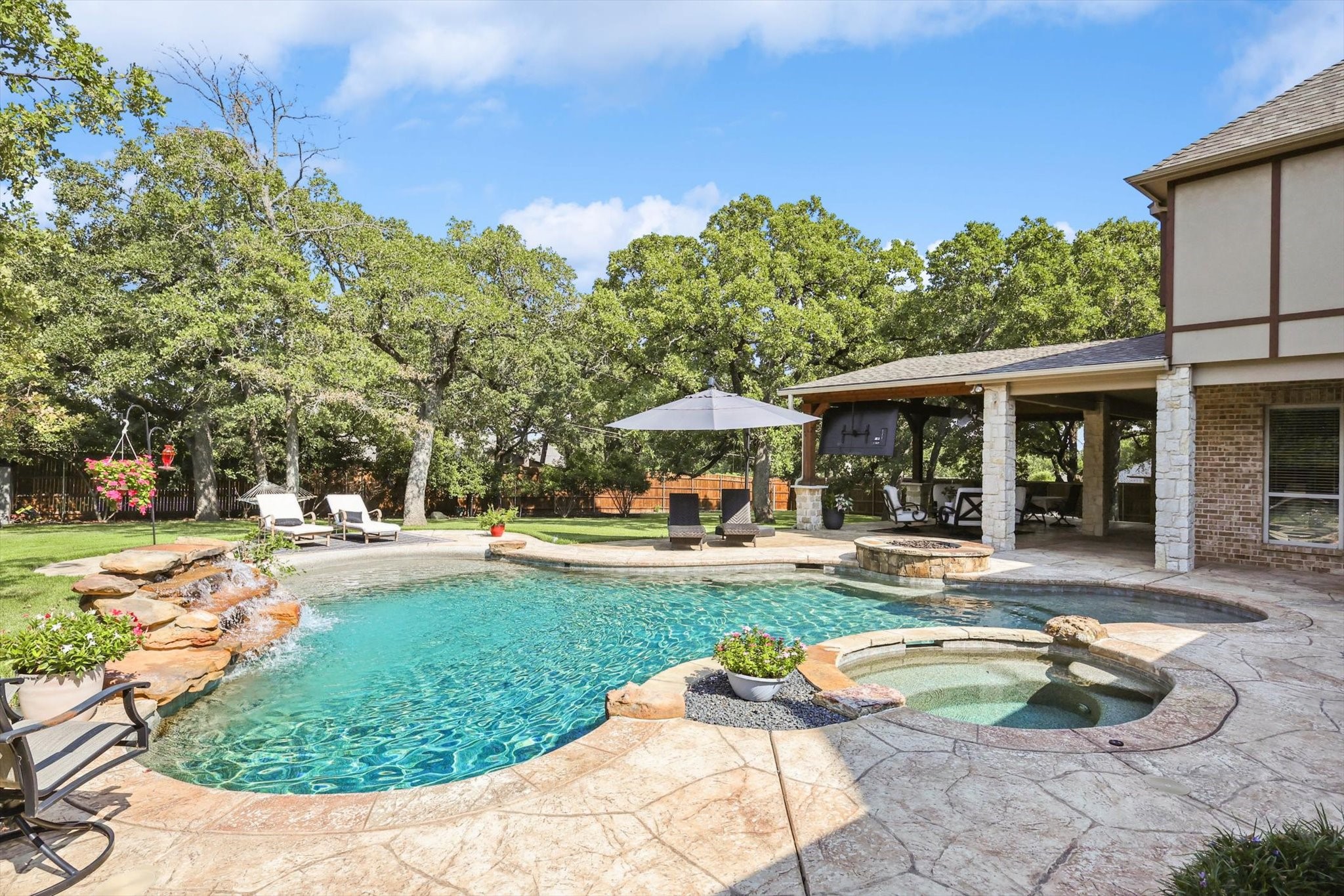 300 Whispering Oaks Drive