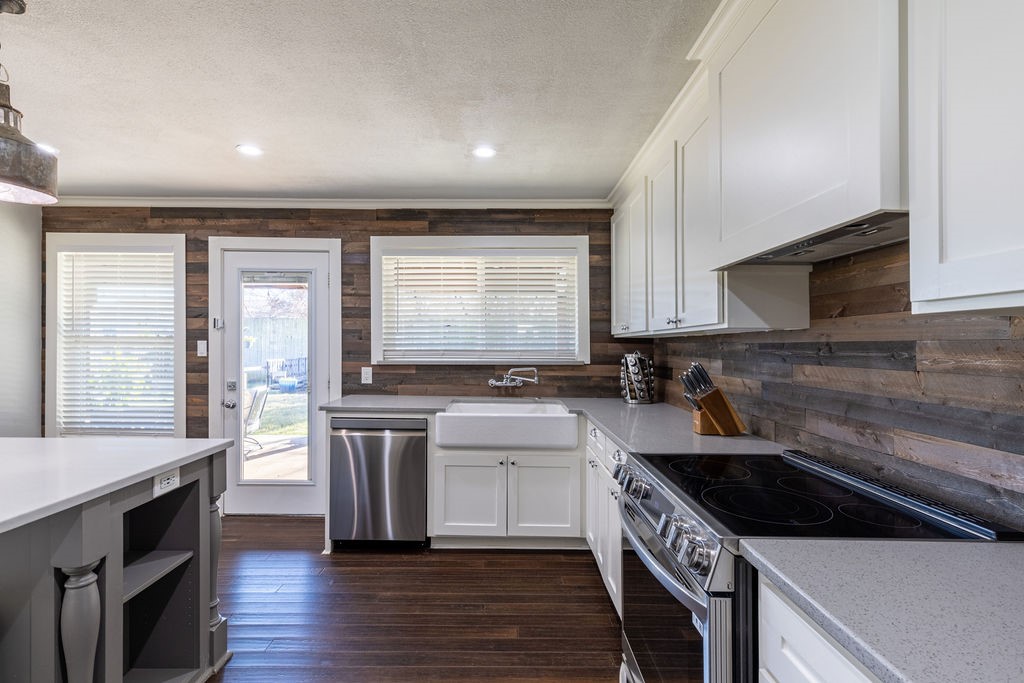 1225 Mockingbird Drive