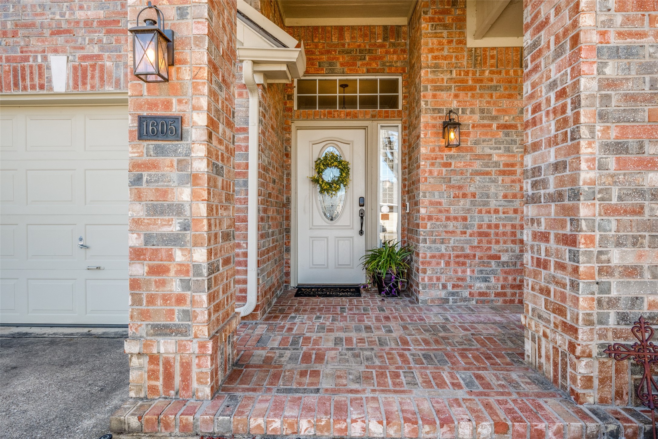 1605 Shadow Crest Drive