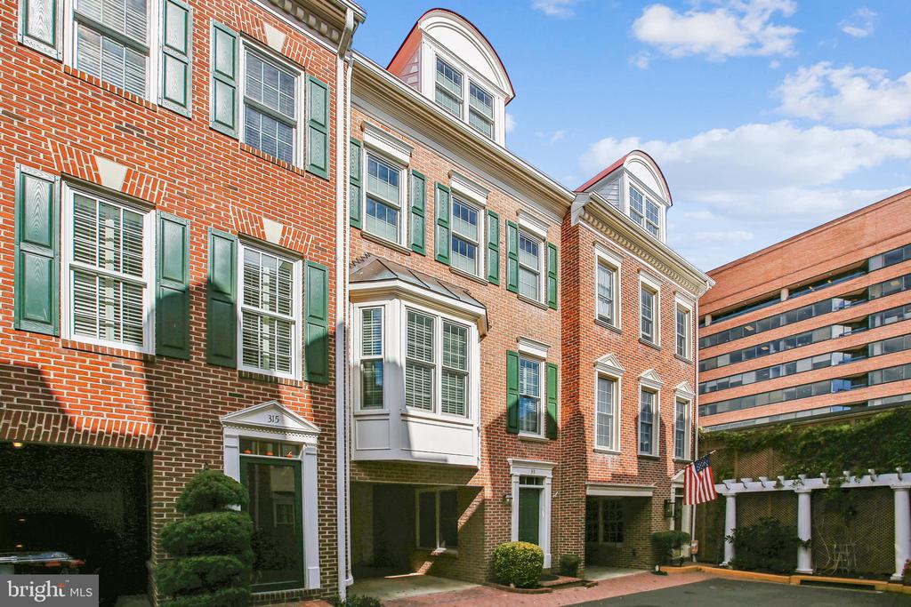 313 HEARTHSTONE MEWS