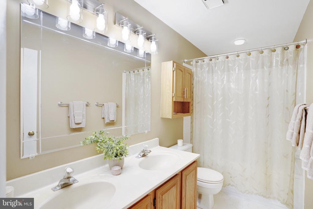 8309 LINDEN OAKS COURT