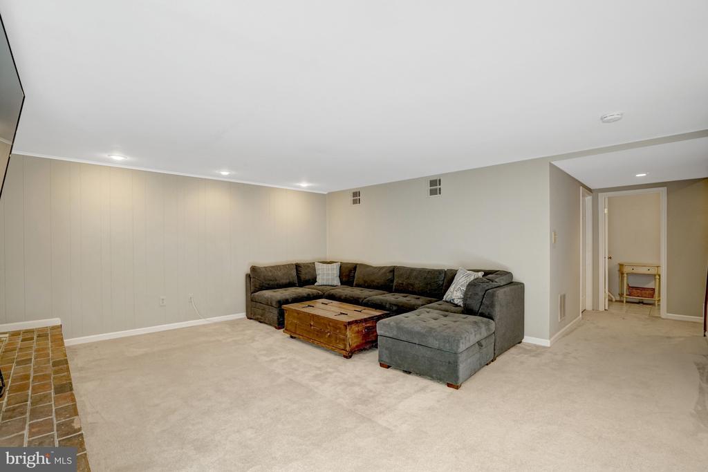 8213 CLIFTON FARM COURT