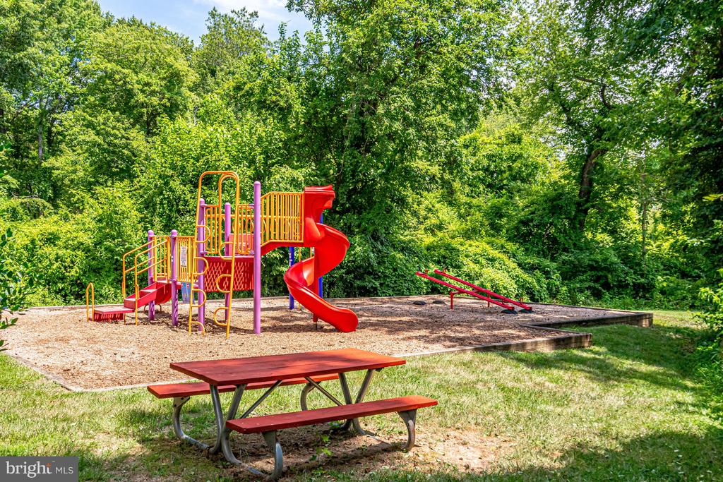 8213 CLIFTON FARM COURT