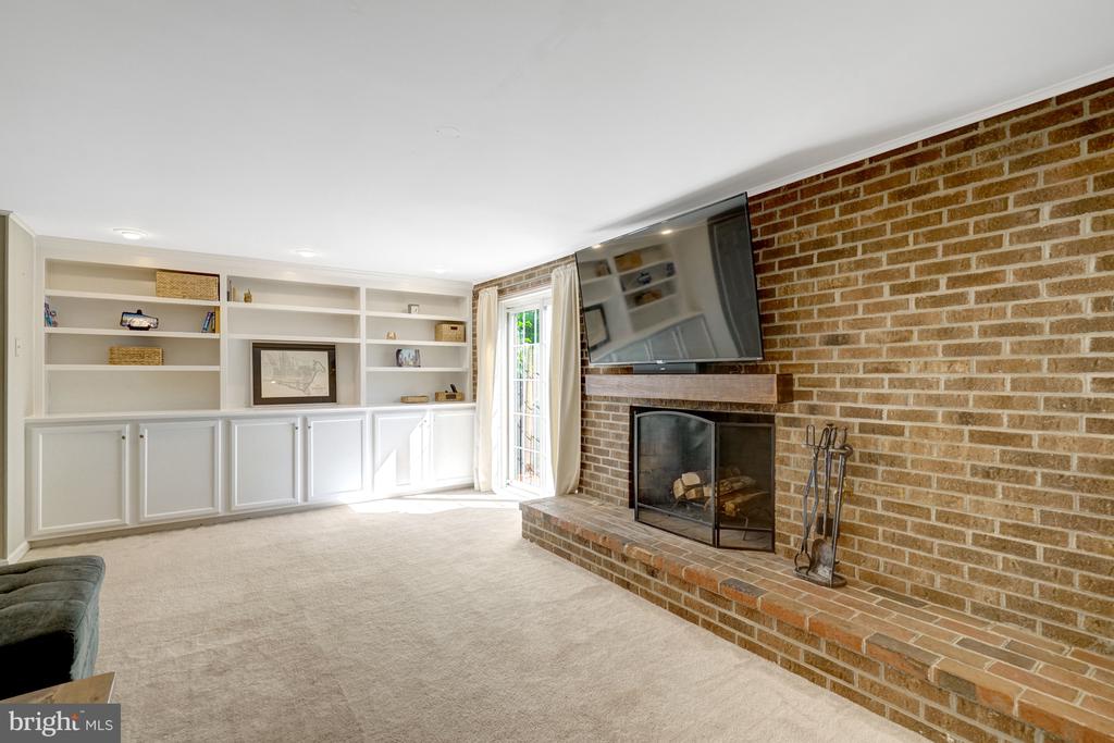 8213 CLIFTON FARM COURT