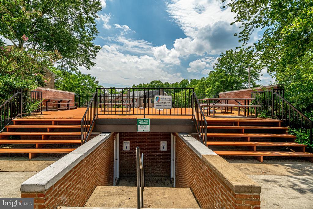 8213 CLIFTON FARM COURT