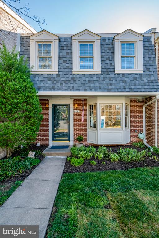 8213 CLIFTON FARM COURT