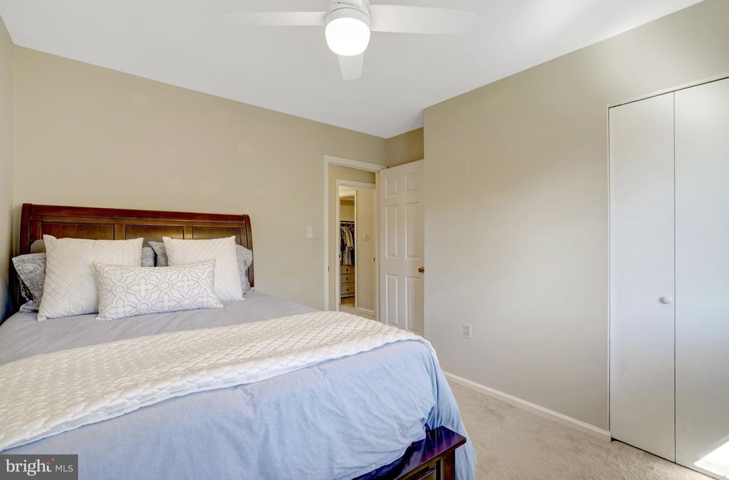 8213 CLIFTON FARM COURT