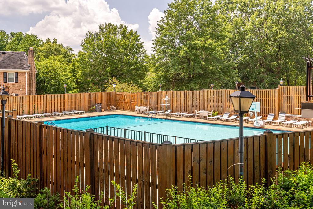 8213 CLIFTON FARM COURT