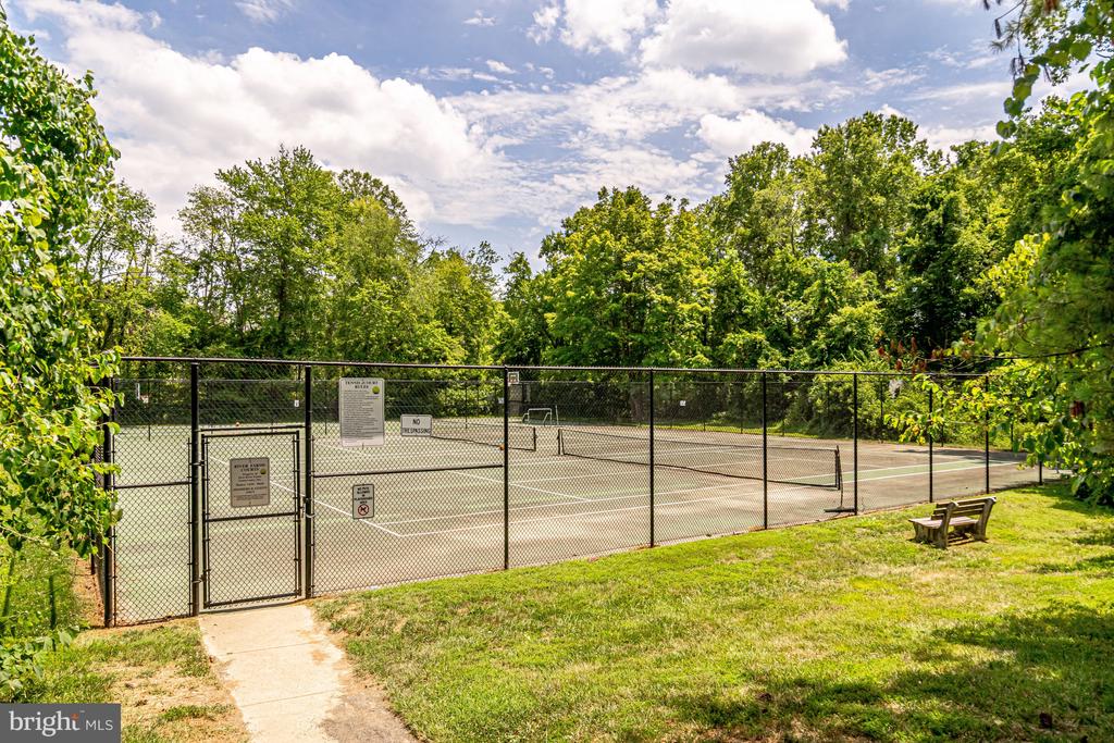 8213 CLIFTON FARM COURT